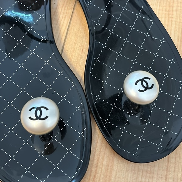 Chanel pearl toe rubber sandals - Picture 3 of 9